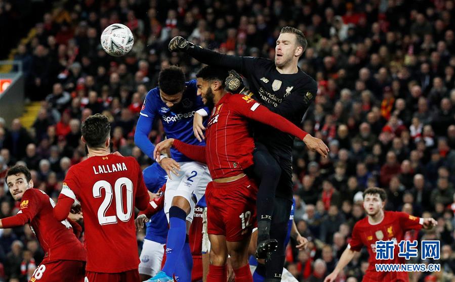 世体：巴萨主帅弗里克在西班牙小岛度假，和球迷偶遇合影